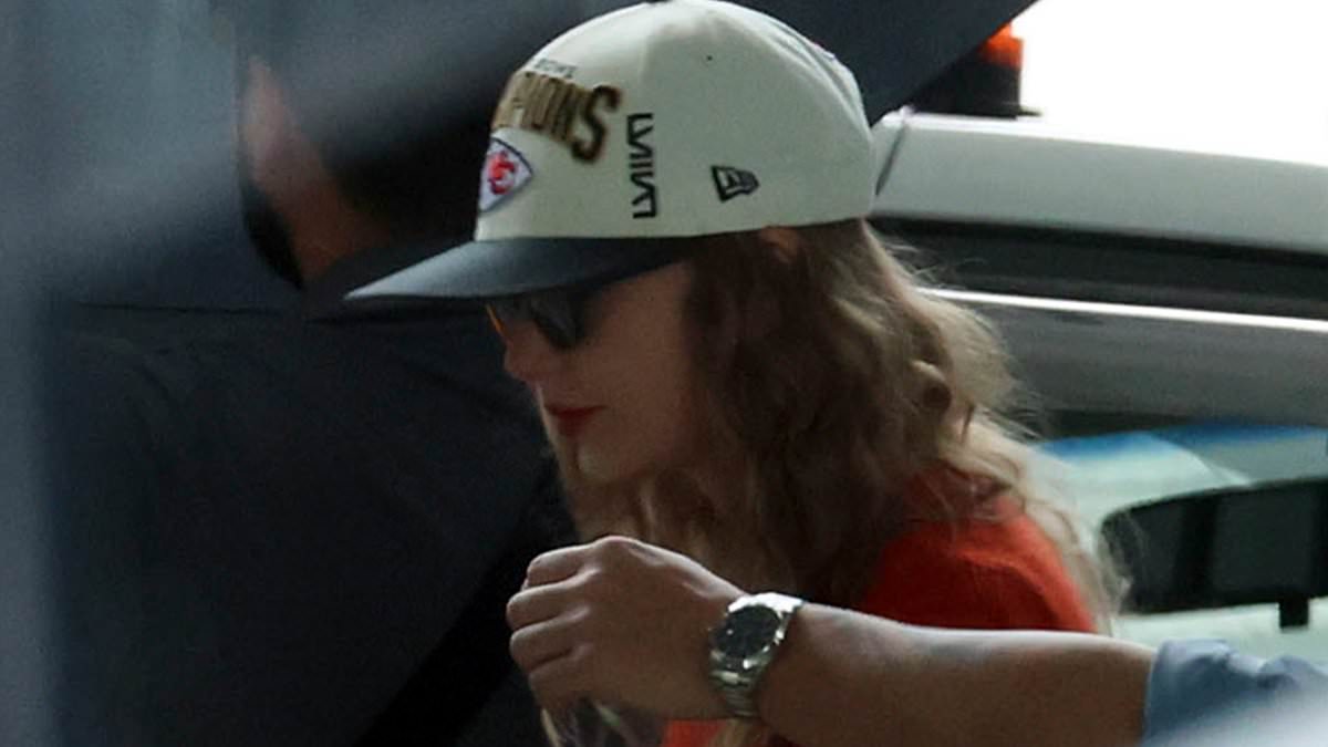 For her first public appearance in Australia, Taylor Swift flashes her legs in a miniskirt and honors her lover Travis Kelce with a unique accessory...