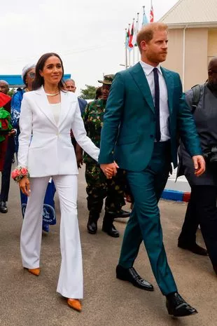 This is ridiculous: Fans Angrily Reacted And Blasts Meghan Markle Over spending over£120,000 on outfits for Nigeria tour where millions live in poverty...