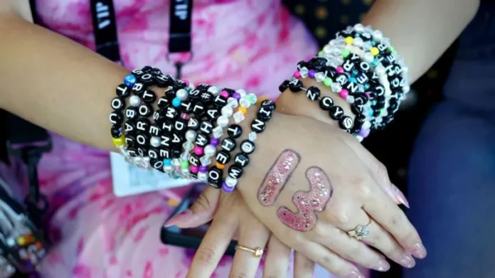 Video...Fans Reacted: When Taylor Swift wants a fans friendship bracelet bands....