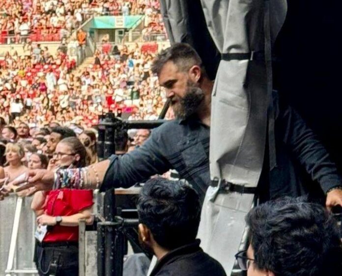 Jason Kelce with a FULL arm of friendship bracelets while attending Taylor Swift’s London concert with wife Kylie 🫶🏻