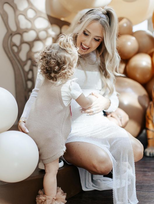 Adorable photos: Patrick Mahomes spoils his wife Brittany to a dream baby shower after revealing third baby gender….Brittany looks stunning as she reveal her baby bump once again leaving fans in admiration...